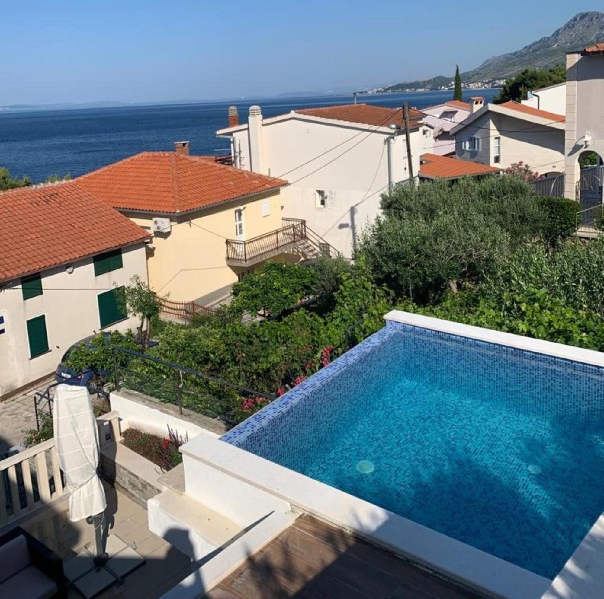 Apartments With Pool Vrdoljak أوميس الغرفة الصورة