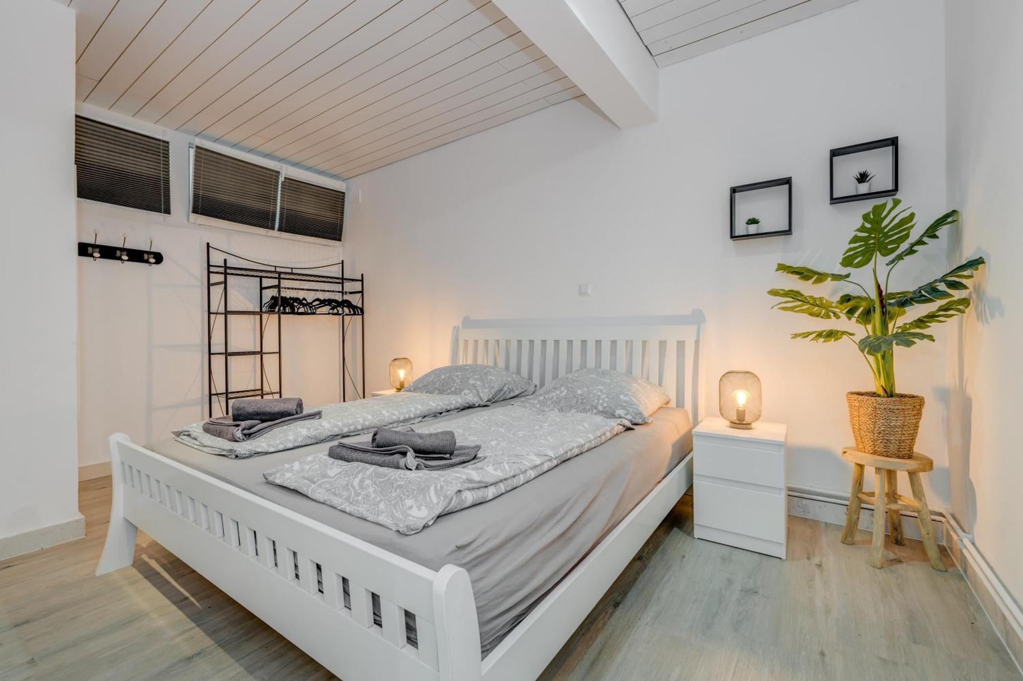 Apartments With Pool Vrdoljak أوميس الغرفة الصورة