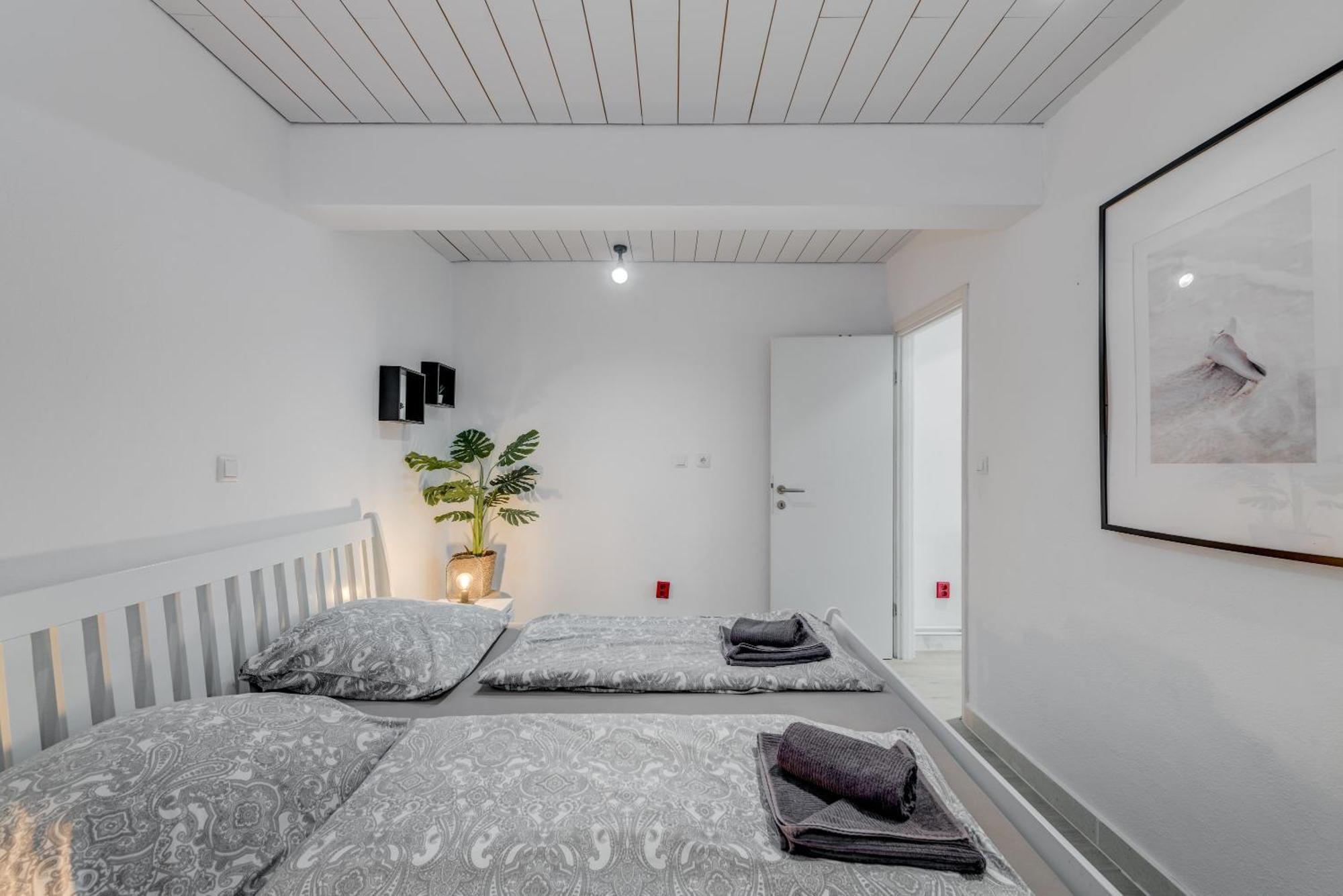 Apartments With Pool Vrdoljak أوميس الغرفة الصورة
