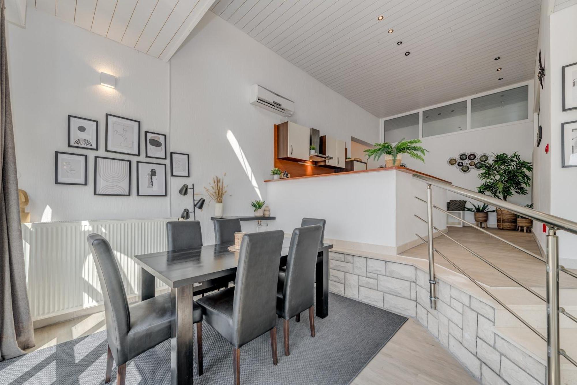 Apartments With Pool Vrdoljak أوميس الغرفة الصورة
